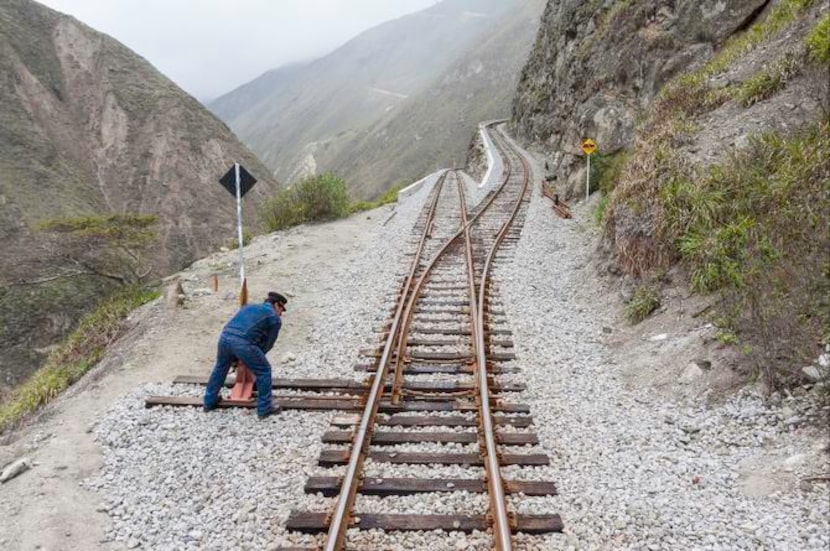 
Crew members conduct safety checks before Tren Crucero navigates the notorious Devil’s Nose...