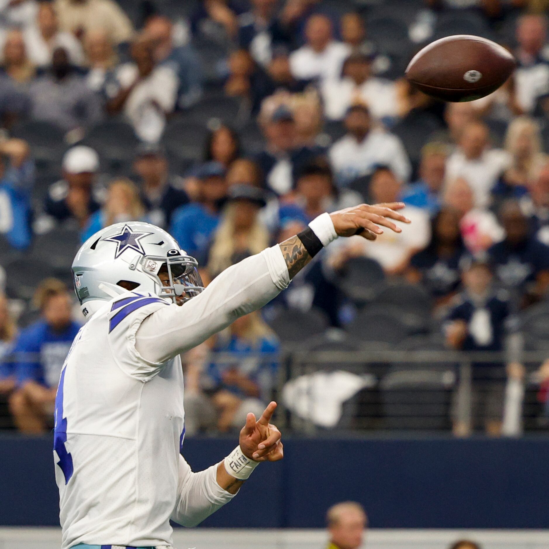 Dallas Cowboys quarterback Dak Prescott (4) throws a touchdown pass to tight end Peyton...