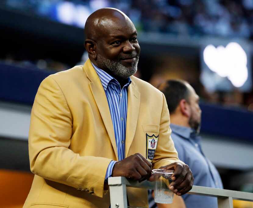 Former Dallas Cowboys running back Emmitt Smith watched a pregame workout from the stands...