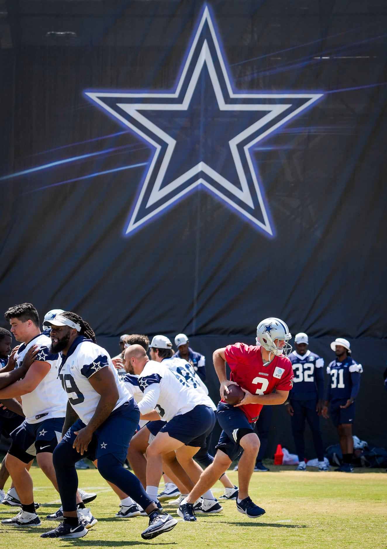 Leighton Vander Esch - iPhone Wallpaper by Dallas Cowboys