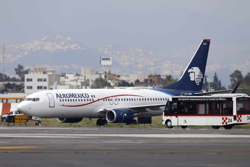 Una nave Boeing 737 de Aeroméxico recibe servicio en el Aeropuerto Internacional Benito...