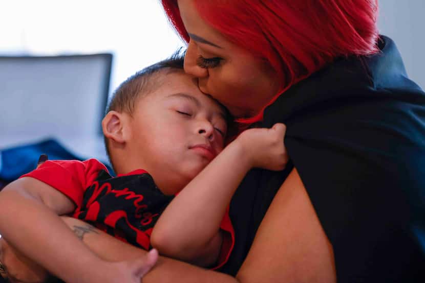 Brenda Chacón besa a su hijo Pablo de 3 años con síndrome de Down, mientras trata de...