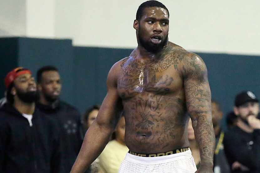  Defensive lineman Shawn Oakman participates in drills for NFL scouts during Baylor's pro...
