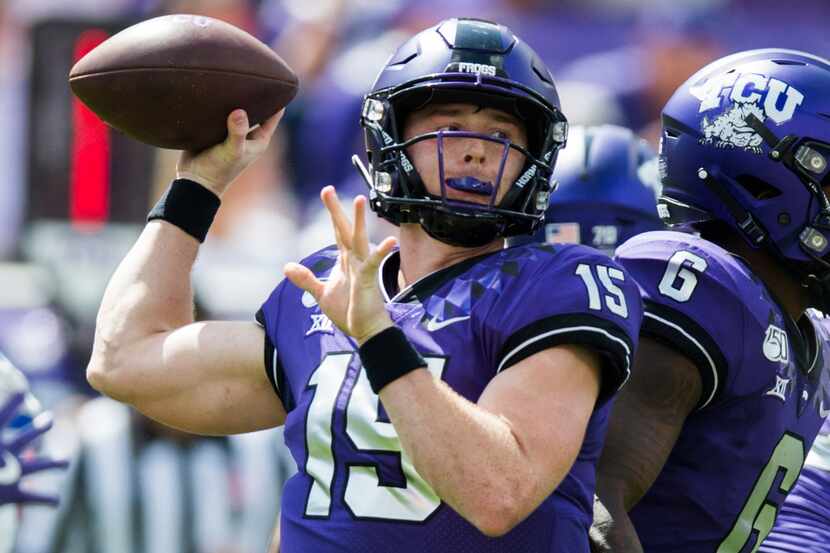 TCU Horned Frogs quarterback Max Duggan (15) throws a pass during the first quarter of a...