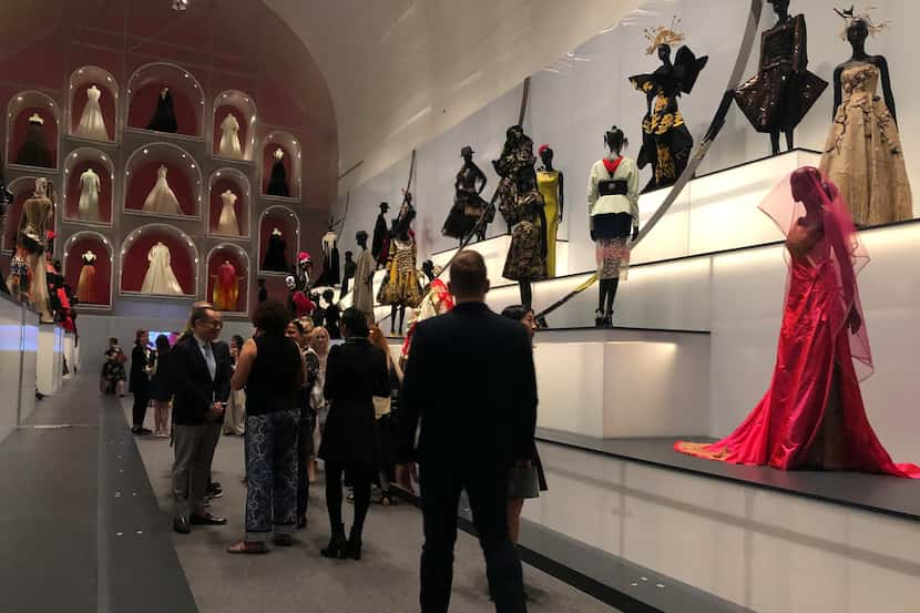 Muchos de los diseños que integran la exposición de Dior en el DMA, pertenecen a la...