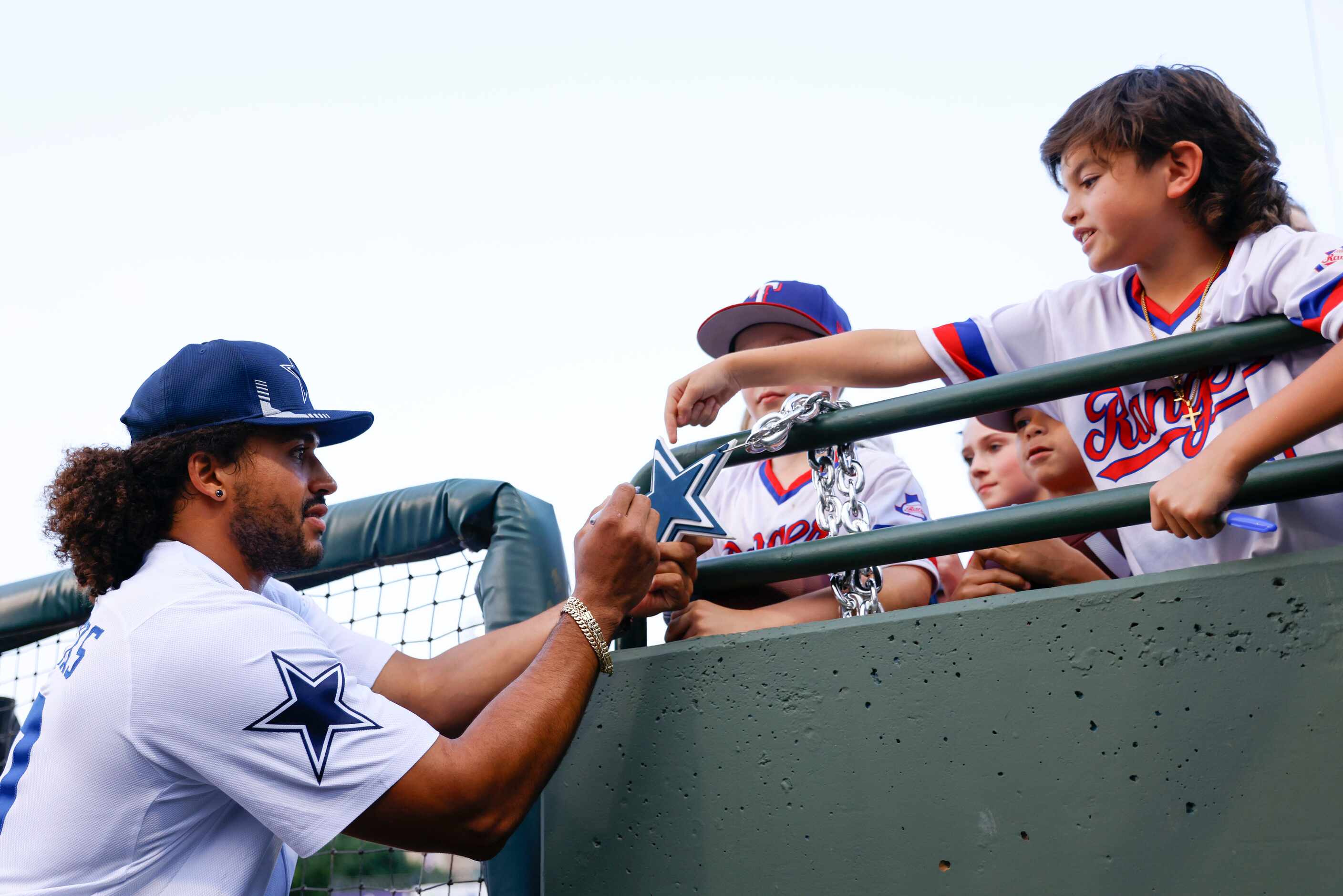 Dallas Cowboys linebacker Eric Kendricks gives autographs to young fans during annual home...