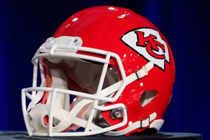 El casco de los Chiefs de Kansas City tiene una punta de flecha como su logotipo principal.