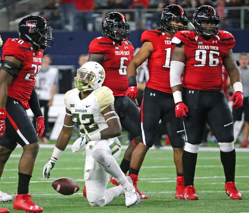 Baylor running back Shock Linwood (32) shows his frustration after being stopped by a host...