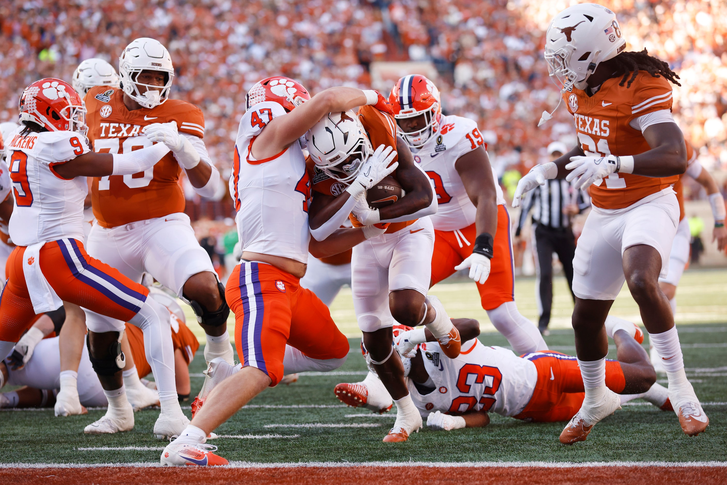 Clemson Tigers linebacker Sammy Brown (47) can’t keep Texas Longhorns running back...