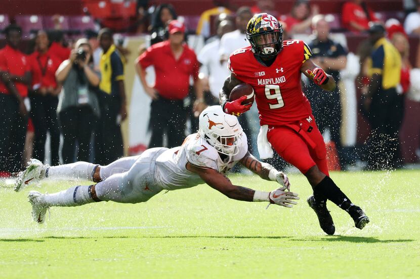LANDOVER, MD - SEPTEMBER 1: Jahrvis Davenport #9 of the Maryland Terrapins eludes the tackle...