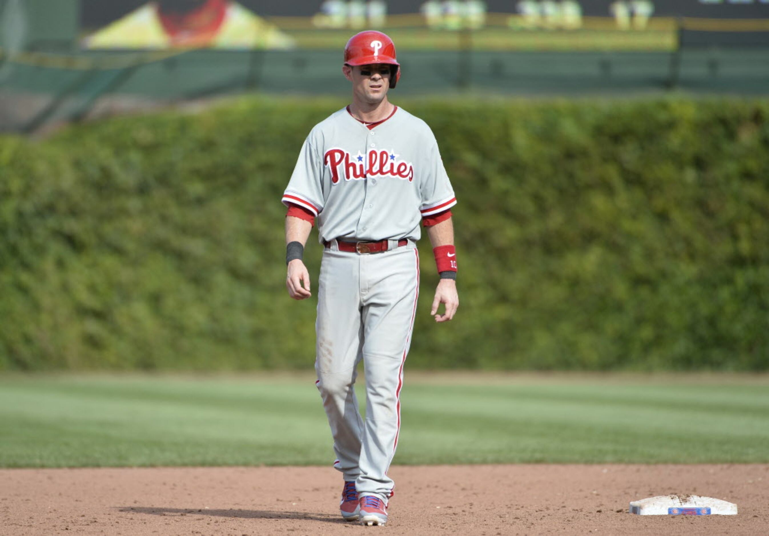 Texas Rangers send veteran Michael Young to Phillies for pitchers
