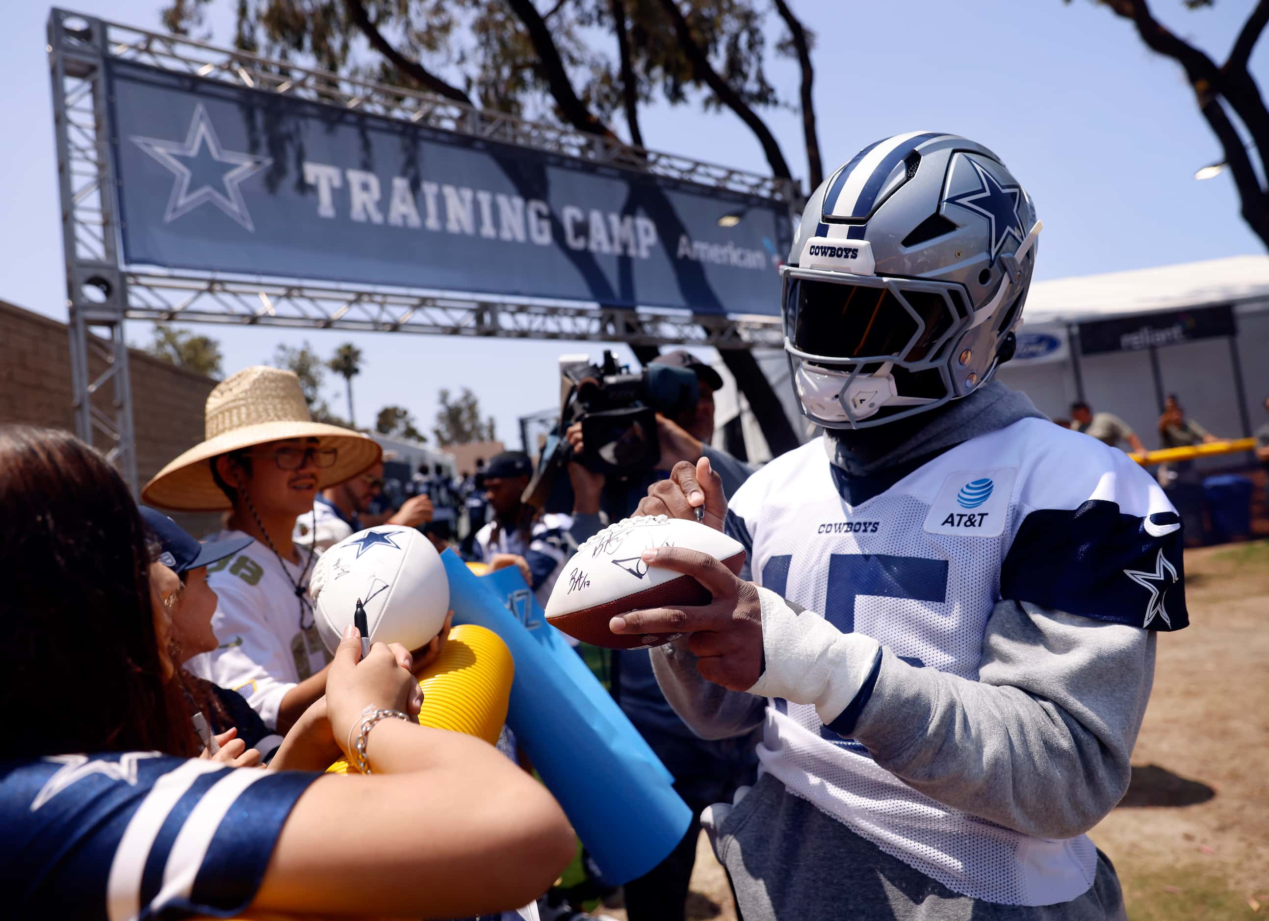 Dallas Cowboys running back Ezekiel Elliott (15) signs autographs for fans following the ...