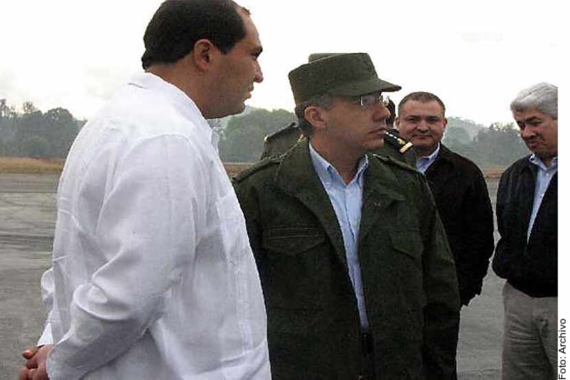 Fotografía de archivo del presidente Felipe Calderón (centro), mandatario de México entre...