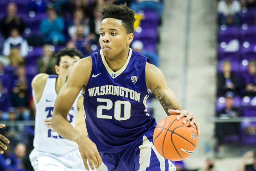 Washington guard Markelle Fultz (20) brings the ball up the court during the second half of...