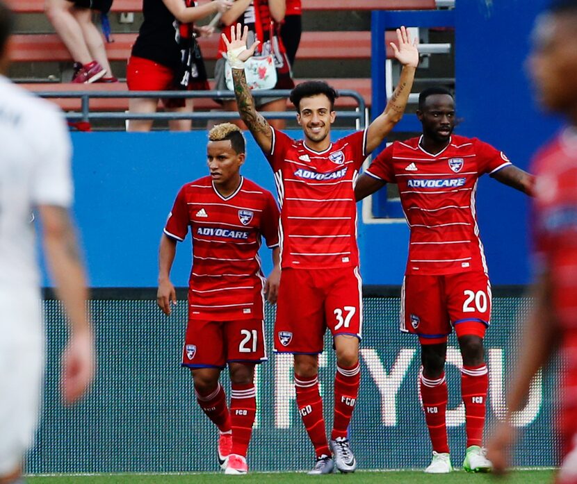 Michael Barrios (izq.) y Maxi Urruti (centro) son figuras claves del FC Dallas. Foto DMN