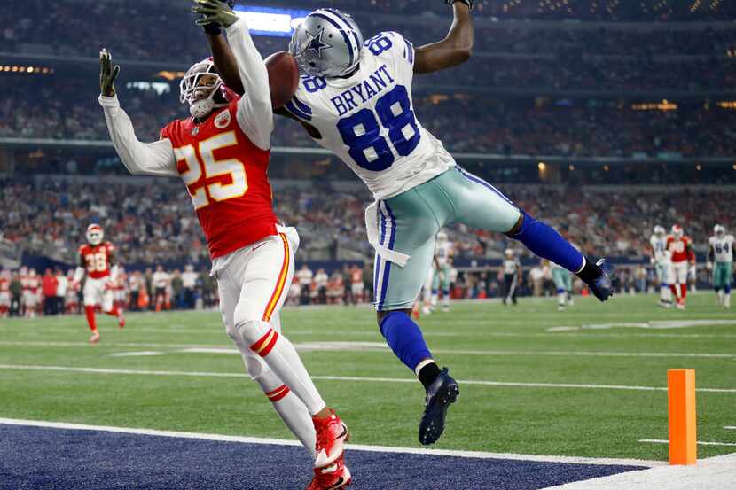 Dallas Cowboys wide receiver Dez Bryant (88) tries to make a one-handed catch against Kansas...