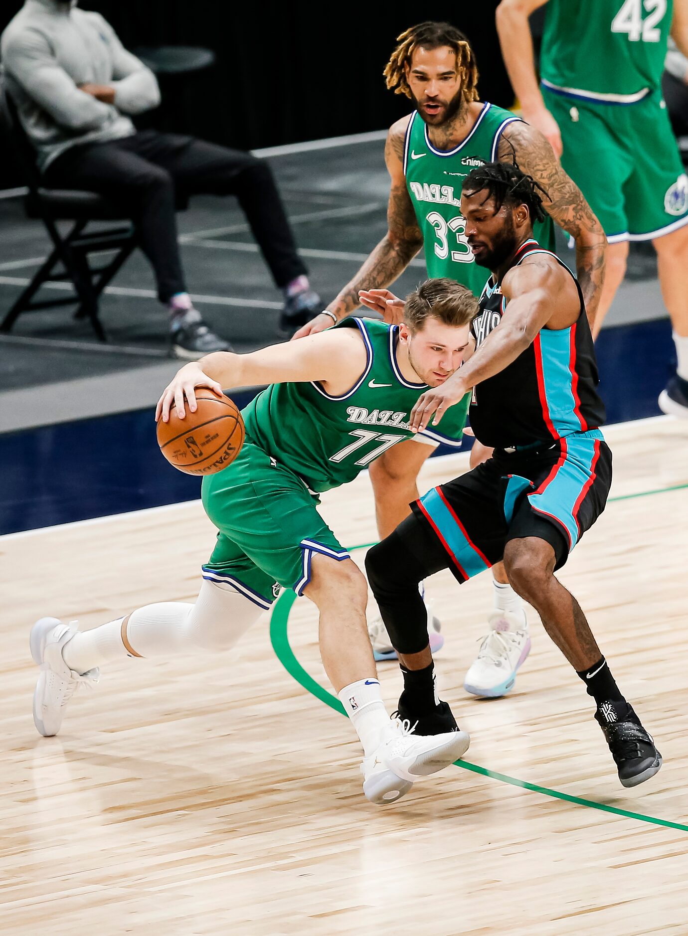 Dallas Mavericks guard Luka Doncic (77) battles Memphis Grizzlies forward Justise Winslow...