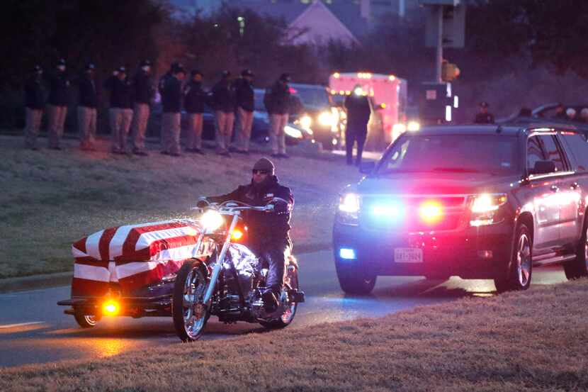 Un grupo de oficiales saluda el féretro del policía David Sherrard, durante su funeral el 13...
