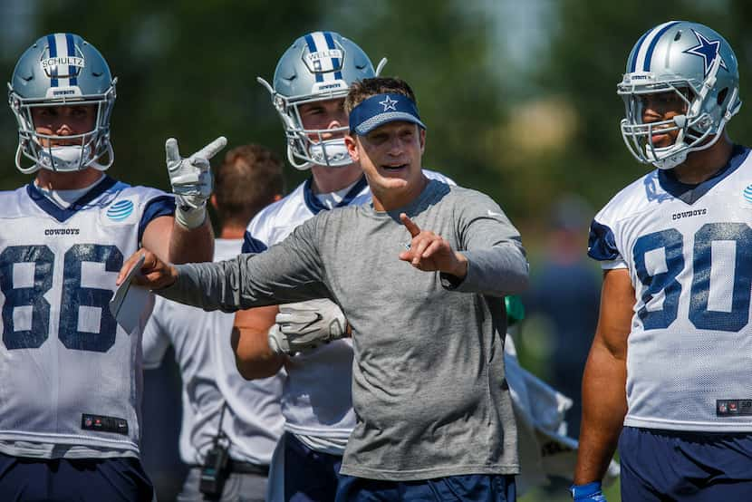 Dallas Cowboys tight ends coach Doug Nussmeier works with Dalton Schultz (86), David Wells...