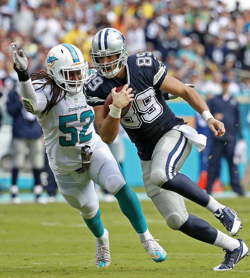 Dallas Cowboys tight end Gavin Escobar (89) is chased by Miami Dolphins middle linebacker...
