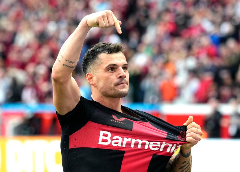 Granit Xhaka del Bayer Leverkusen celebra el segundo gol de su equipo en el encuentro ante...