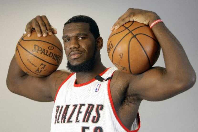 Who's available: Greg Oden / If the Mavericks fail to sign Dalembert, they could turn to...