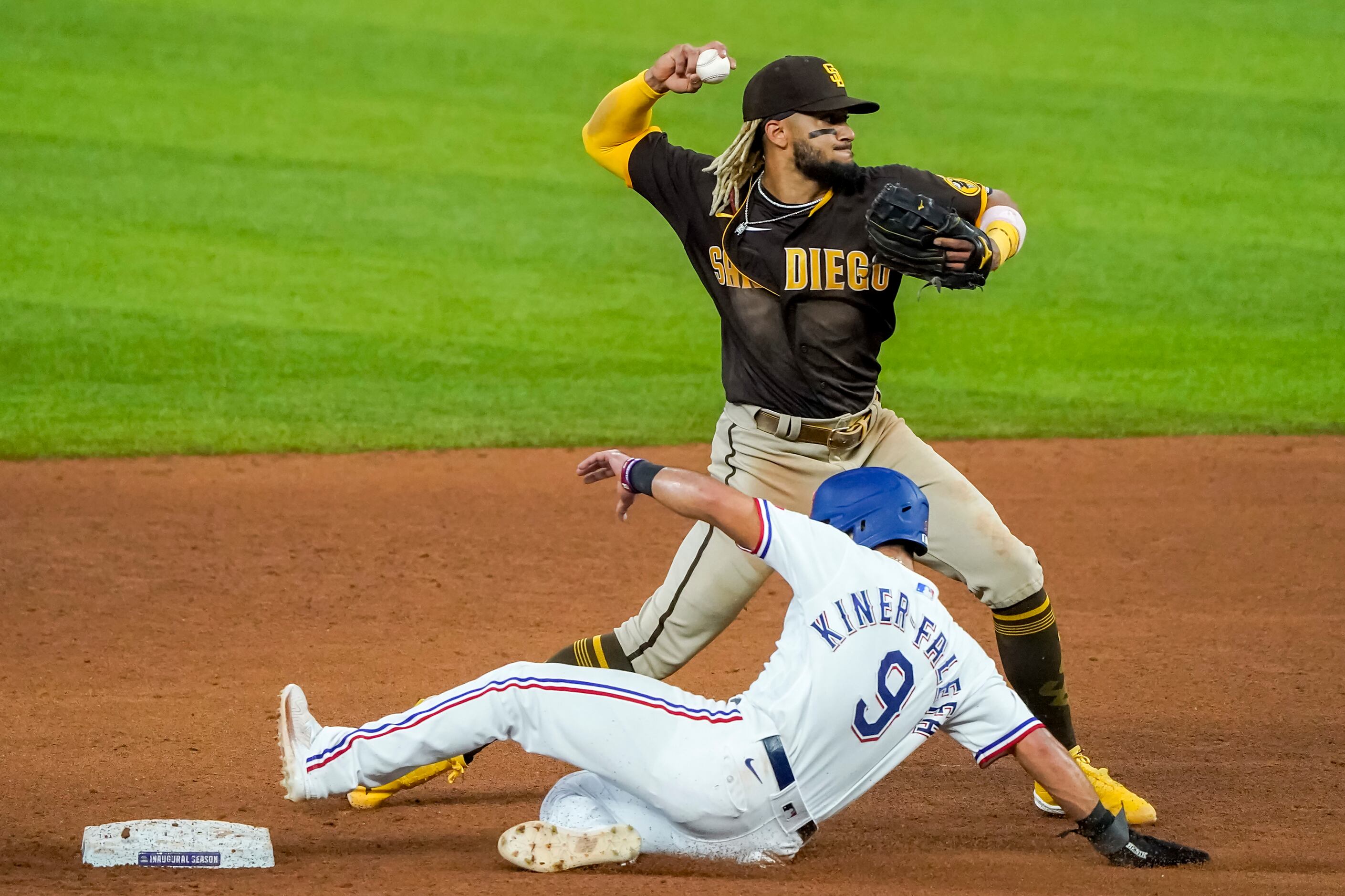 Elvis Andrus, Rangers steal win from Padres 