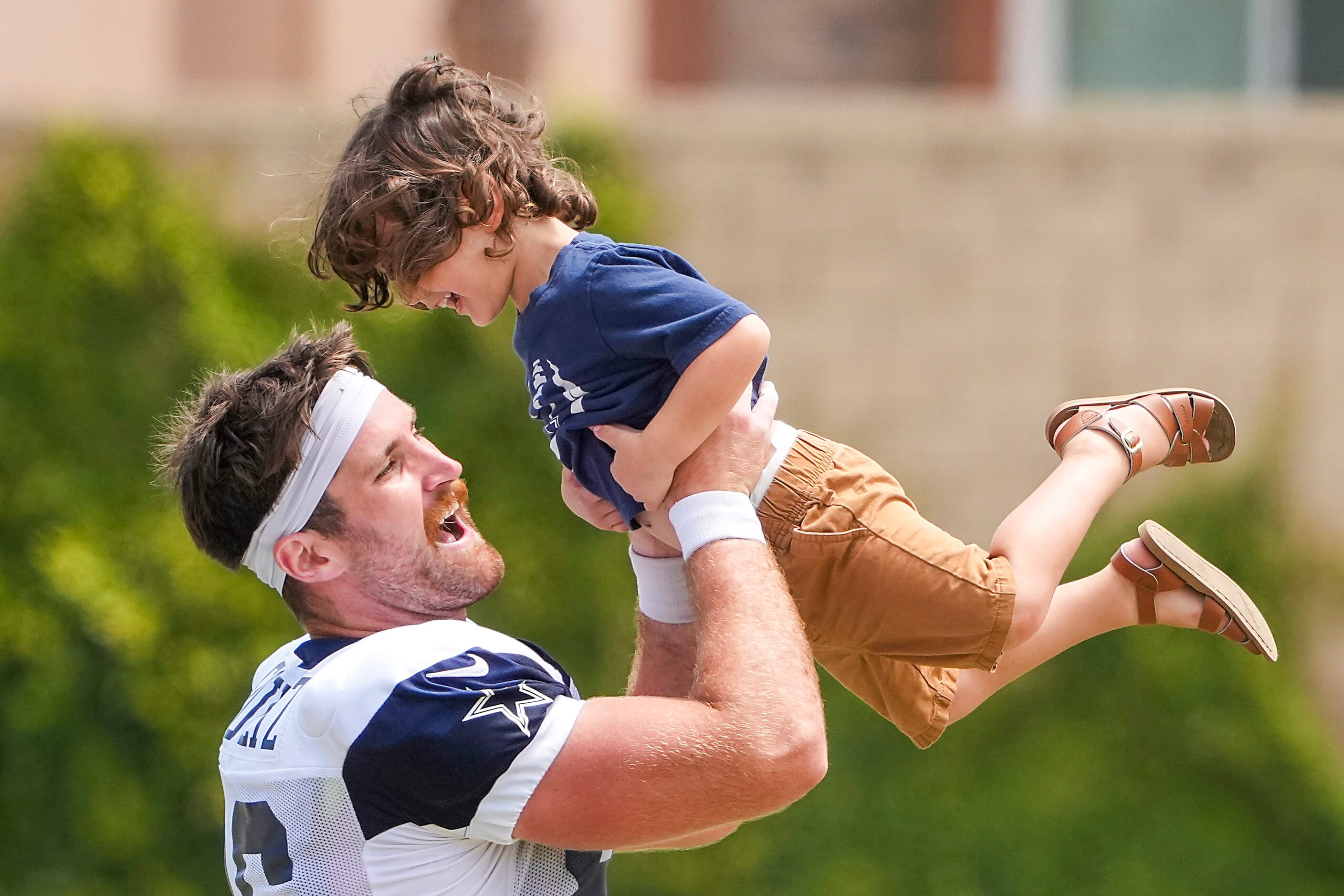 Dallas Cowboys tight end Dalton Schultz plays with his son Theodore after a practice at...