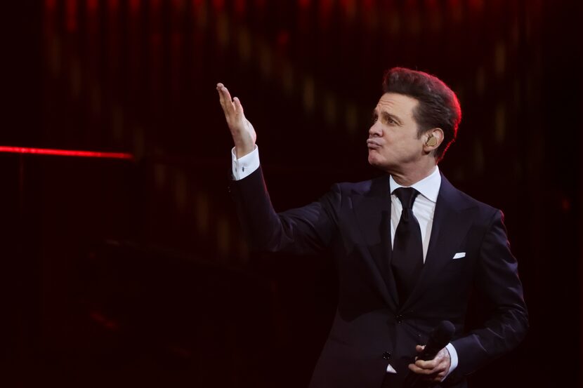 La megaestrella Luis Miguel se presentó ante un American Airlines Center lleno, el domingo...