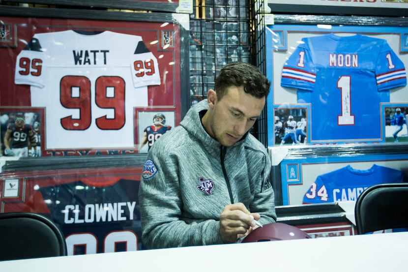 Former Texas A&M and Cleveland Browns quarterback Johnny Manziel signs autographs at ...