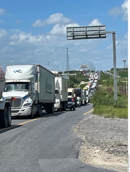 Productores de sorgo llevan desde el martes bloqueando caminos importantes en el norte de...