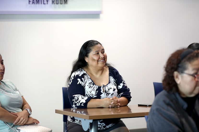 Susana García escucha una clase en el Buckner Family Center de Dallas, el 16 de abril de...