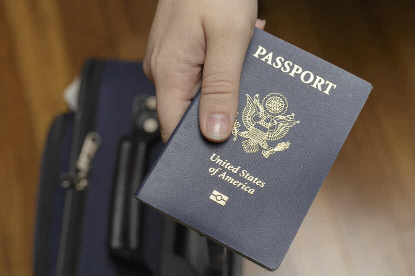 Una persona portadora del pasaporte estadounidense.(GETTY IMAGES)
