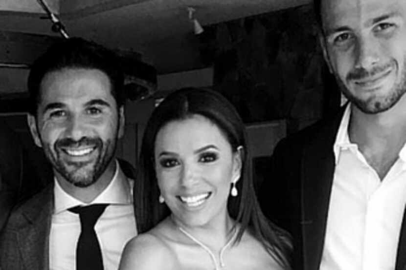 os recién casados Eva Longoria y José Bastón se retraron con Ricky Martin (izq.) y su novio...