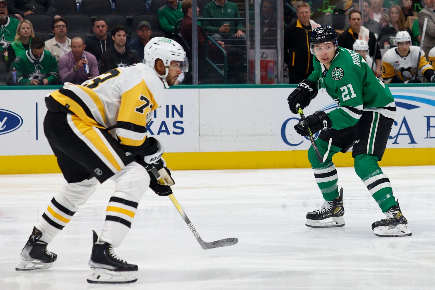 Dallas Stars left wing Jason Robertson (21) skates up the ice alongside Pittsburgh Penguins...