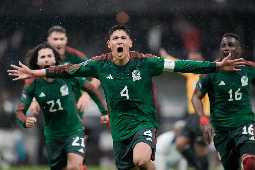 Edson Álvarez, de la selección de México, festeja luego de anotar ante Honduras en un...