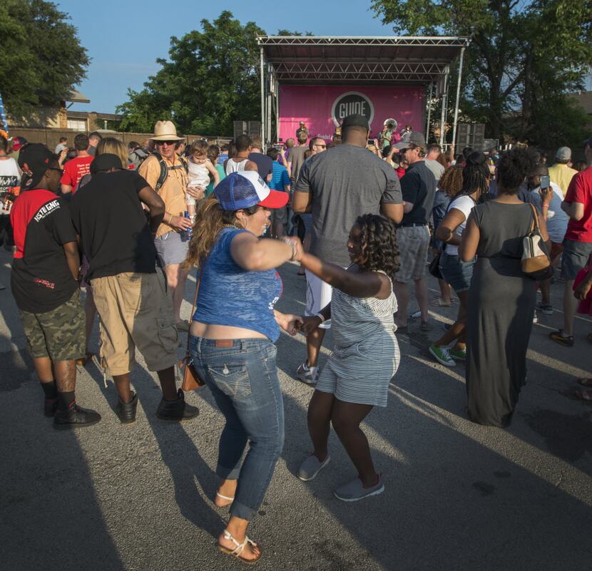 Fans dance at the Bugs & Brews fest on Sunday. (Robert W. Hart/Special Contributor)