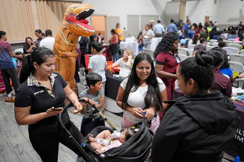 Vecinos se reúnen para el evento National Night Out en el centro comunitario de la...