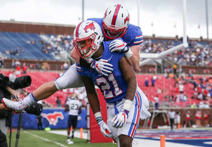 FILE - Southern Methodist wide receiver Reggie Roberson Jr. (21) and defensive end Gerrit...