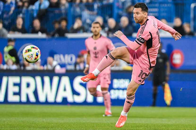El argentino Lionel Messi, del Inter de Miami, remata en el partido de la MLS ante CF...