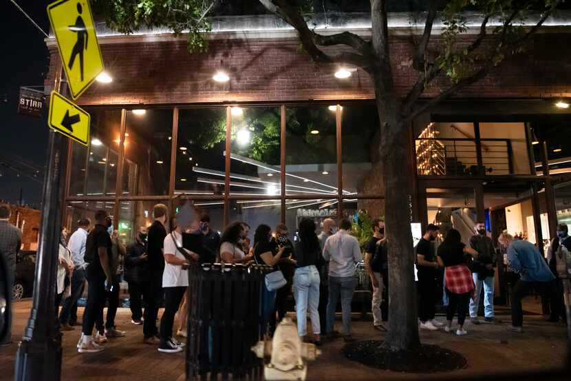 Una multitud espera para ingresar al restaurante y bar Stir, en Deep Ellum, el sábado por la...