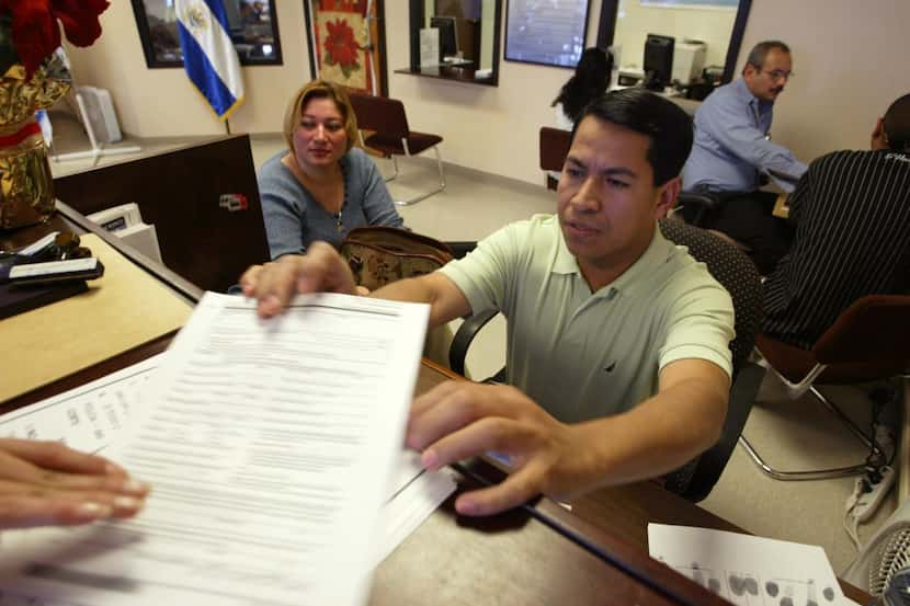 El cónsul de El Salvador en Dallas urge a sus connacionales renovar el permiso TPS para...