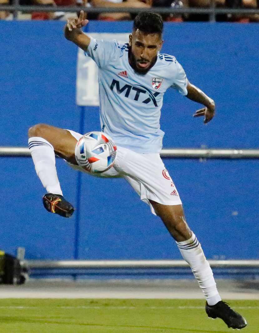 El delantero del FC Dallas forward Jesus Ferreira controla un balón en un juego contra el...