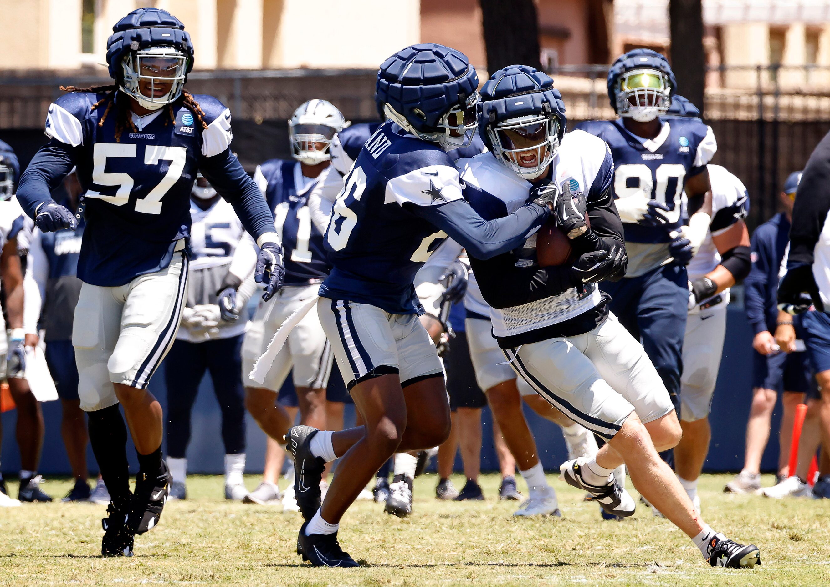 Dallas Cowboys tight end Peyton Hendershot (89) breaks past cornerback DaRon Bland (26)...