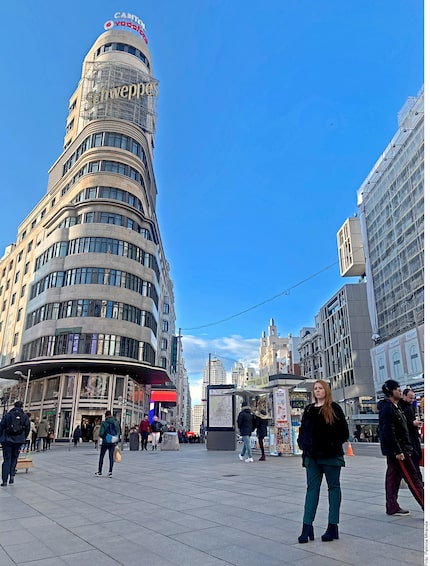 Madrid, la capital de España, con sus rascacielos y recintos feriales, atrae pujantes...