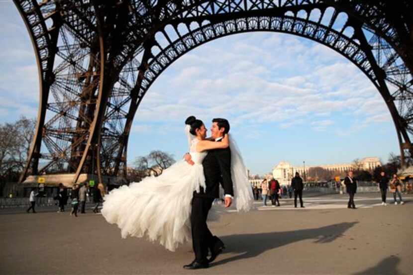 Rodrigo y Nancy de México posan para un fotógrafo bajo la Torre Eiffel durante la luna de...