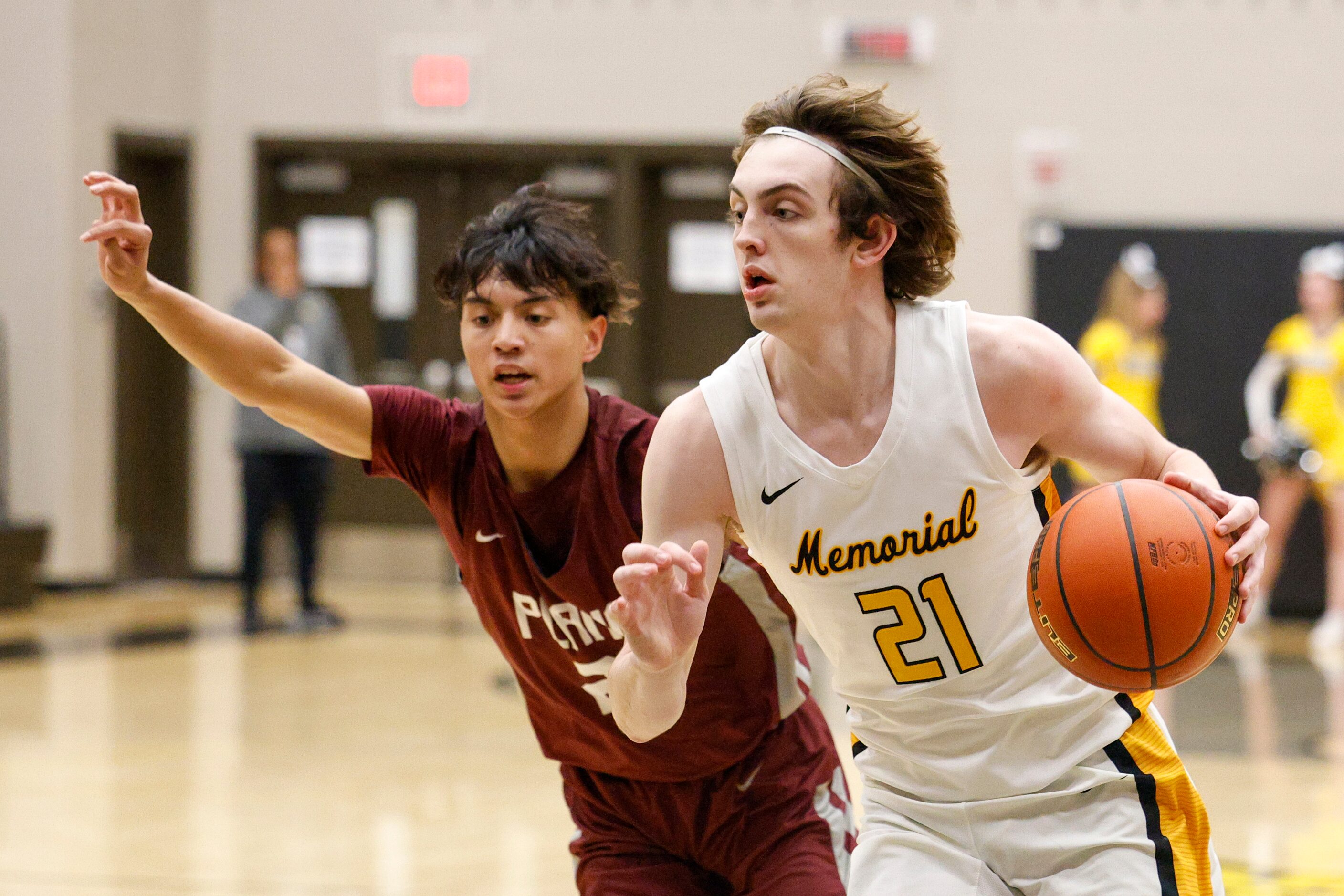 Frisco Memorial guard Drew Steffe (21) drives past Plano guard Justin Buenaventura (2)...