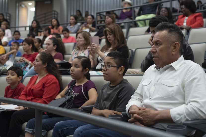 Padres e hijos asistieron al Texas Education Summit en el Fair Park, para discutir formas de...