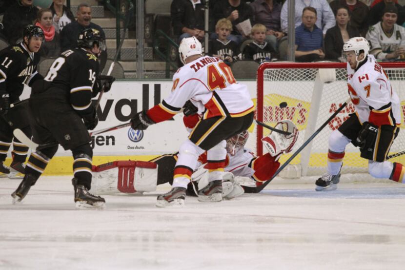 Dallas' Reilly Smith scores the Dallas Stars second goal to take the lead versus the Calgary...
