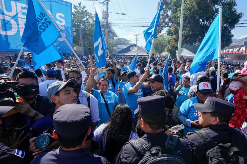 Seguidores del presidente de El Salvador, Nayib Bukele, que aspira a la reelección, en el...